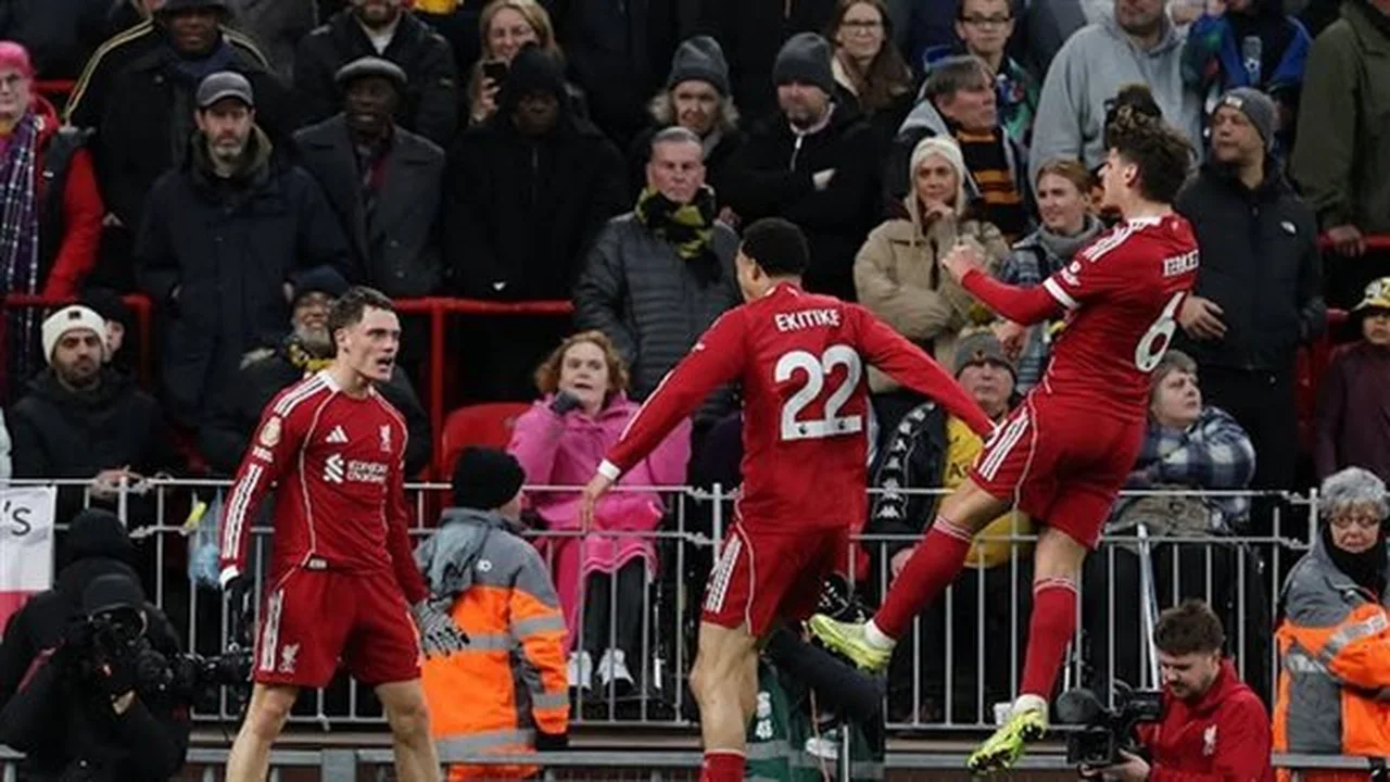 موعد المنافسة الحاسمة.. ليفربول ضد بيرنلي والقنوات الناقلة